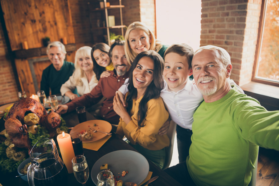 intérieur logement famille autour d'un repas