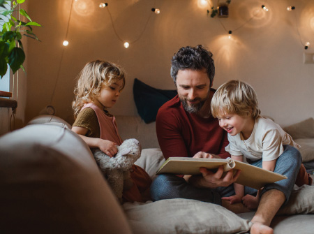 intérieur logement famille en train de lire